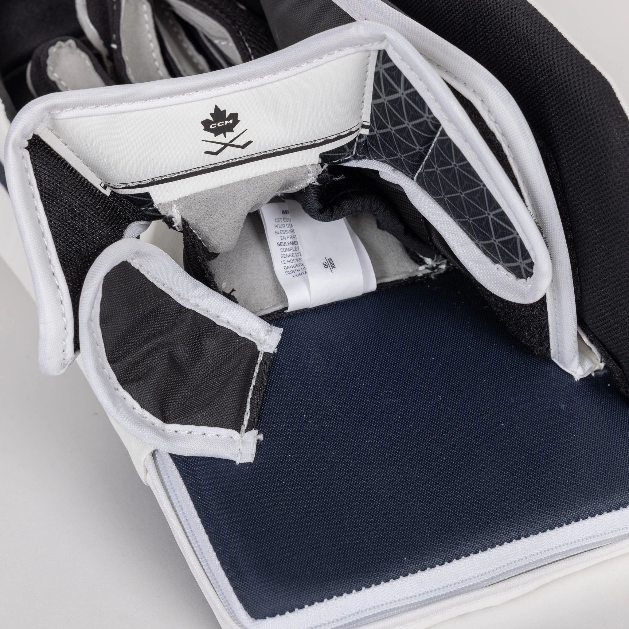 CCM Extreme Flex E6.5 Junior Goalie Blocker 9 CCM Extreme Flex E6.5 Junior Goalie Blocker - Image 7