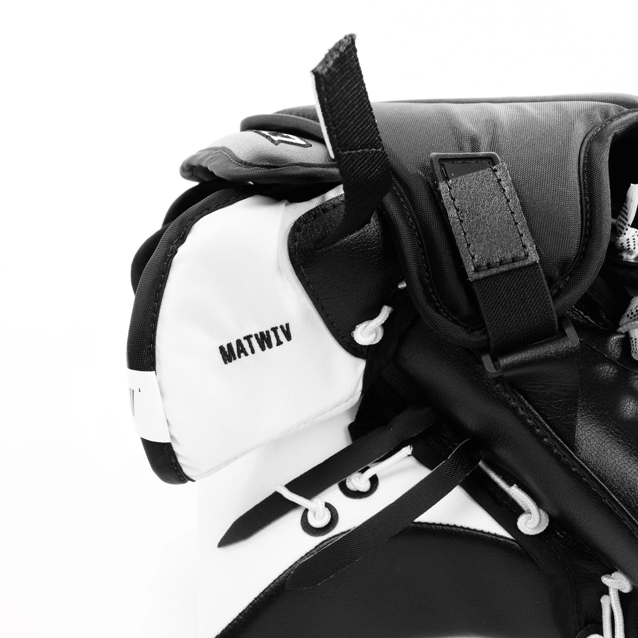 CCM Extreme Flex 5 Senior Goalie Catcher - "Pro" Stock - Cam Matwiv 4 CCM Extreme Flex 5 Senior Goalie Catcher - "Pro" Stock - Cam Matwiv - Image 2