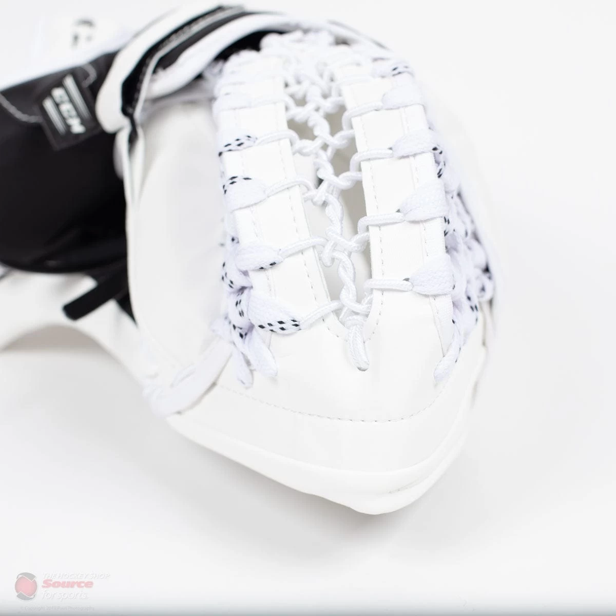 CCM Extreme Flex E4.5 Junior Goalie Catcher - Source Exclusive 9 CCM Extreme Flex E4.5 Junior Goalie Catcher - Source Exclusive - Image 7