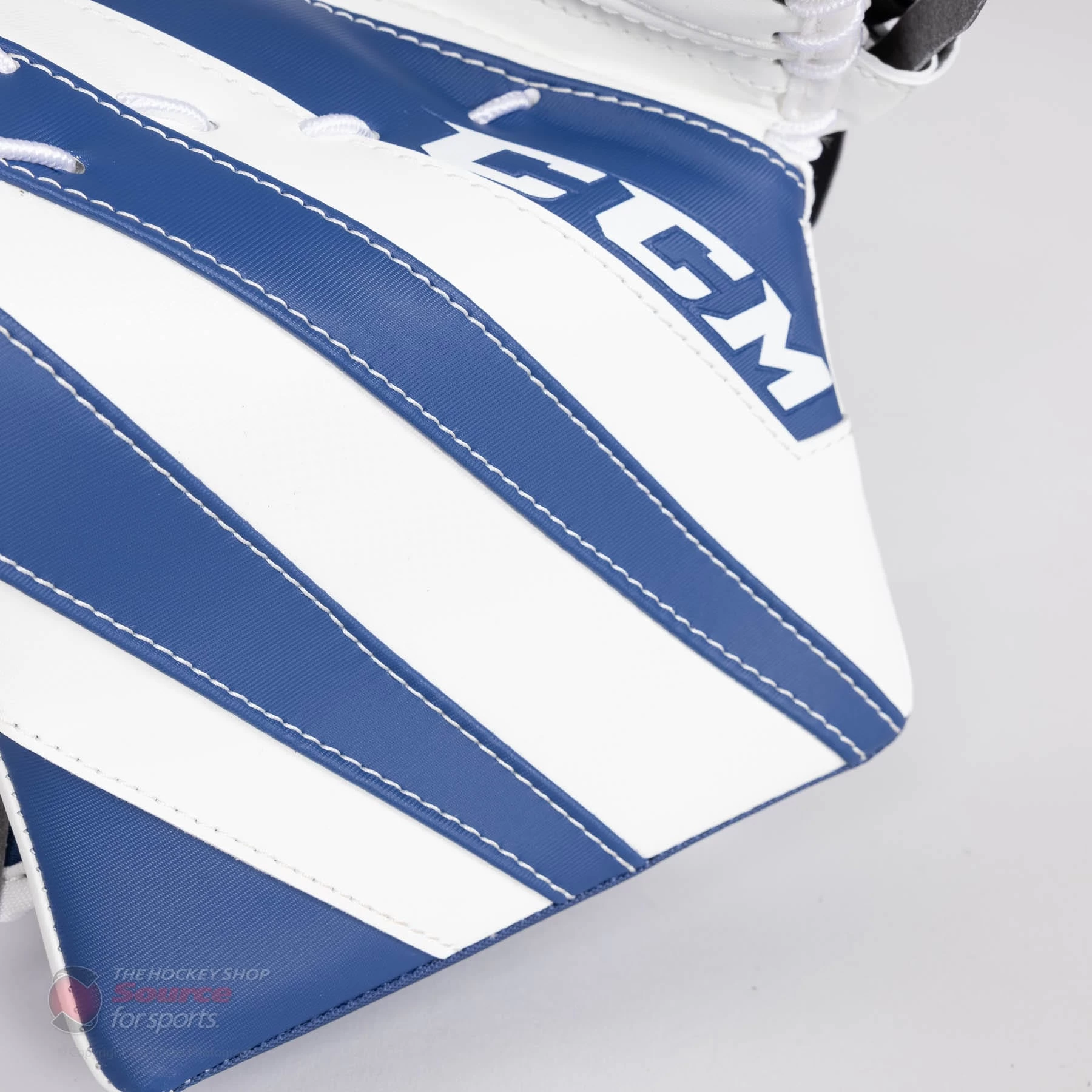 CCM Extreme Flex E5.5 Junior Goalie Catcher 9 CCM Extreme Flex E5.5 Junior Goalie Catcher - Image 7