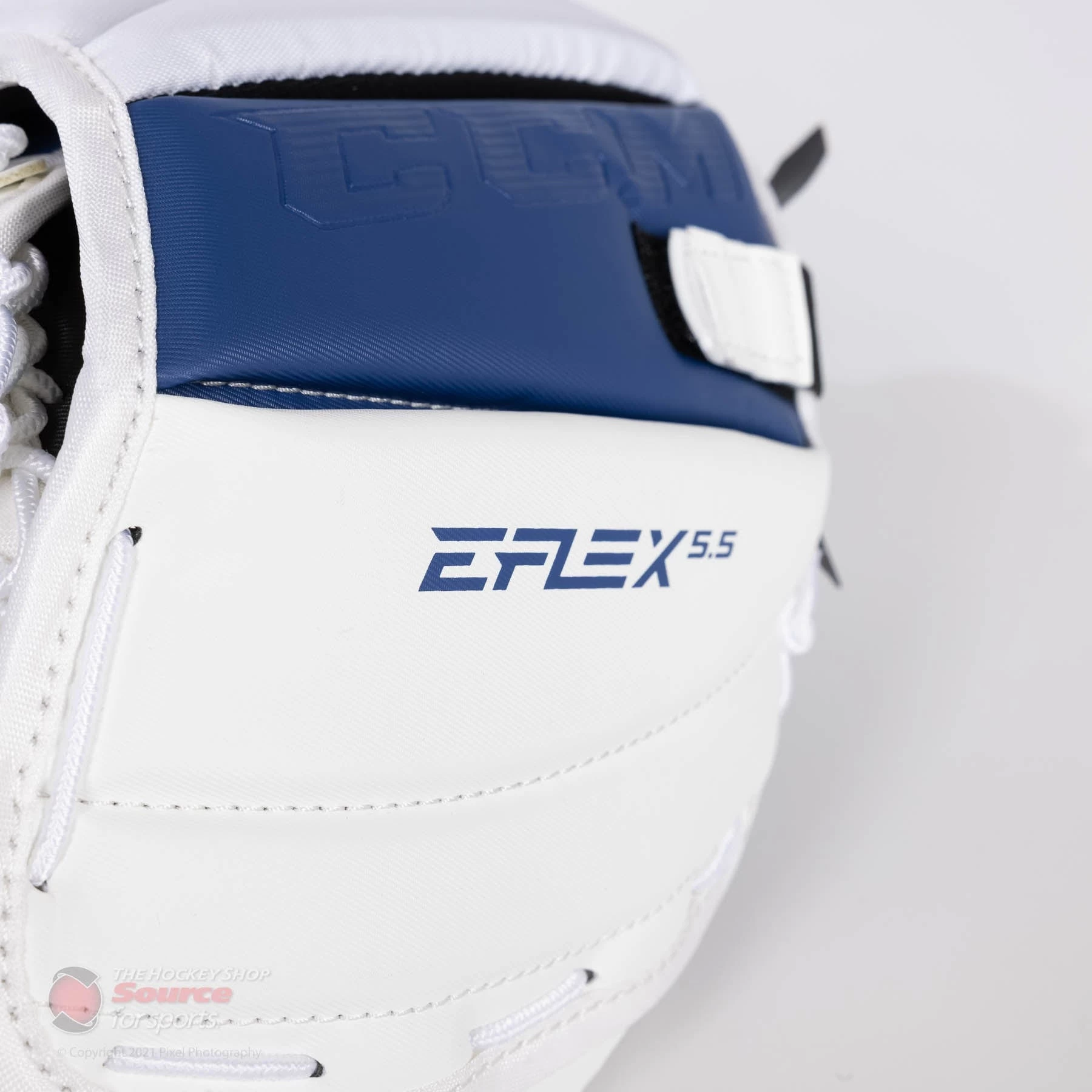 CCM Extreme Flex E5.5 Junior Goalie Catcher 10 CCM Extreme Flex E5.5 Junior Goalie Catcher - Image 8