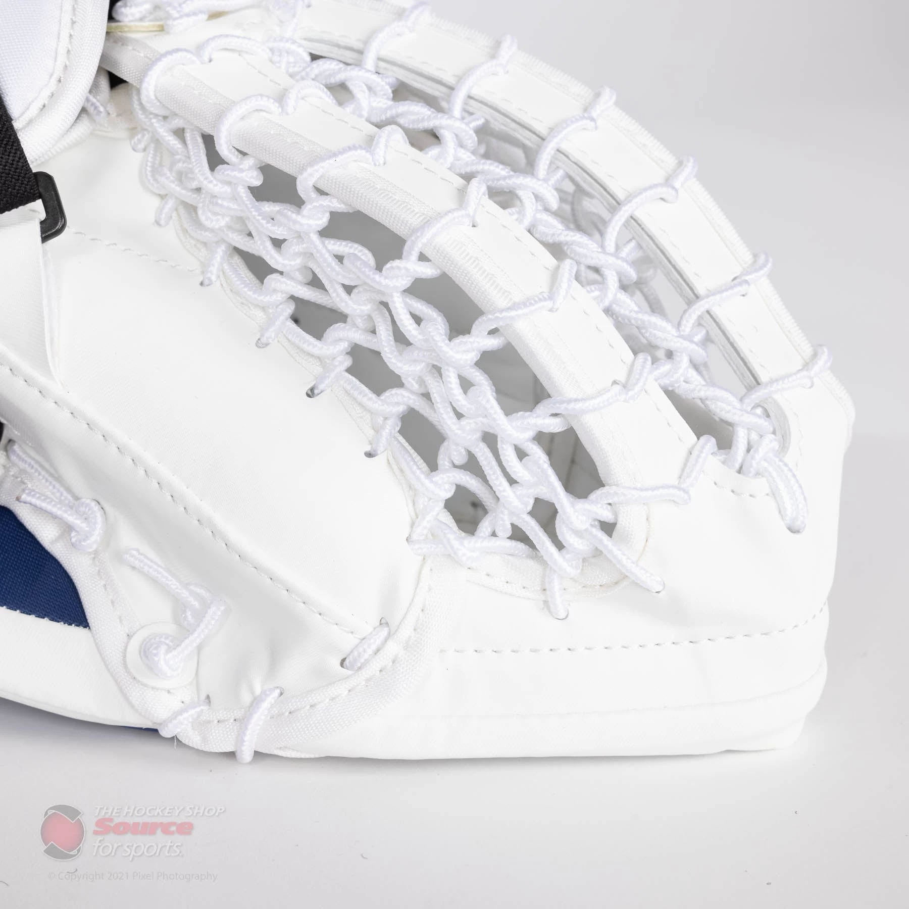 CCM Extreme Flex E5.5 Junior Goalie Catcher 8 CCM Extreme Flex E5.5 Junior Goalie Catcher - Image 6