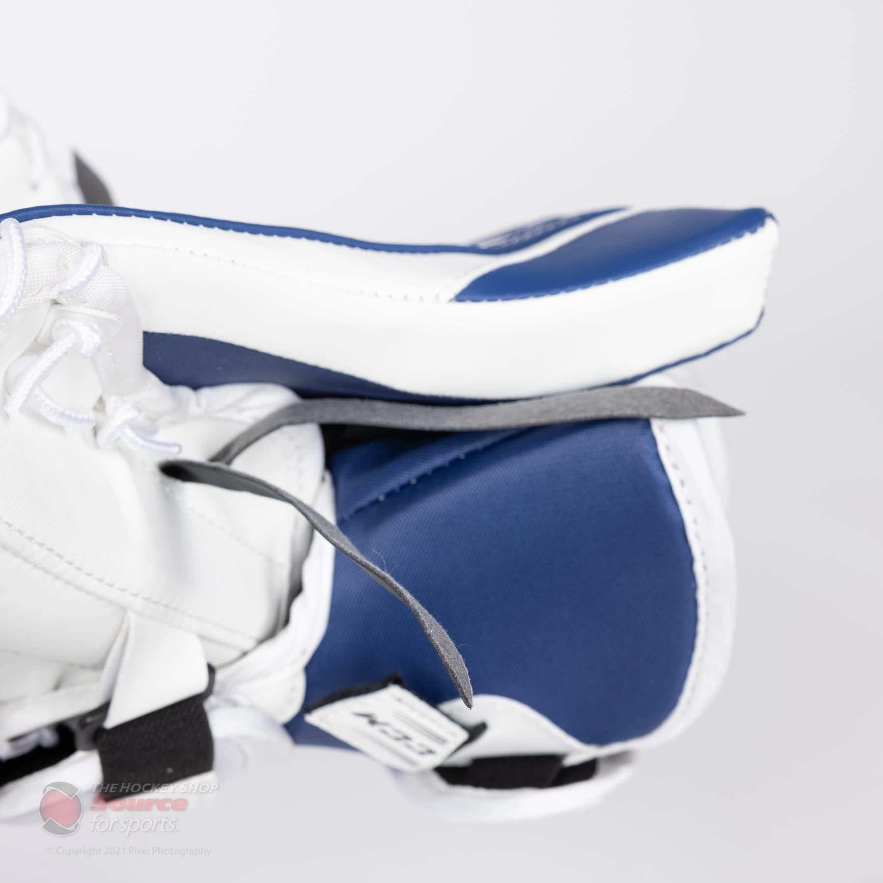 CCM Extreme Flex E5.5 Junior Goalie Catcher 11 CCM Extreme Flex E5.5 Junior Goalie Catcher - Image 9