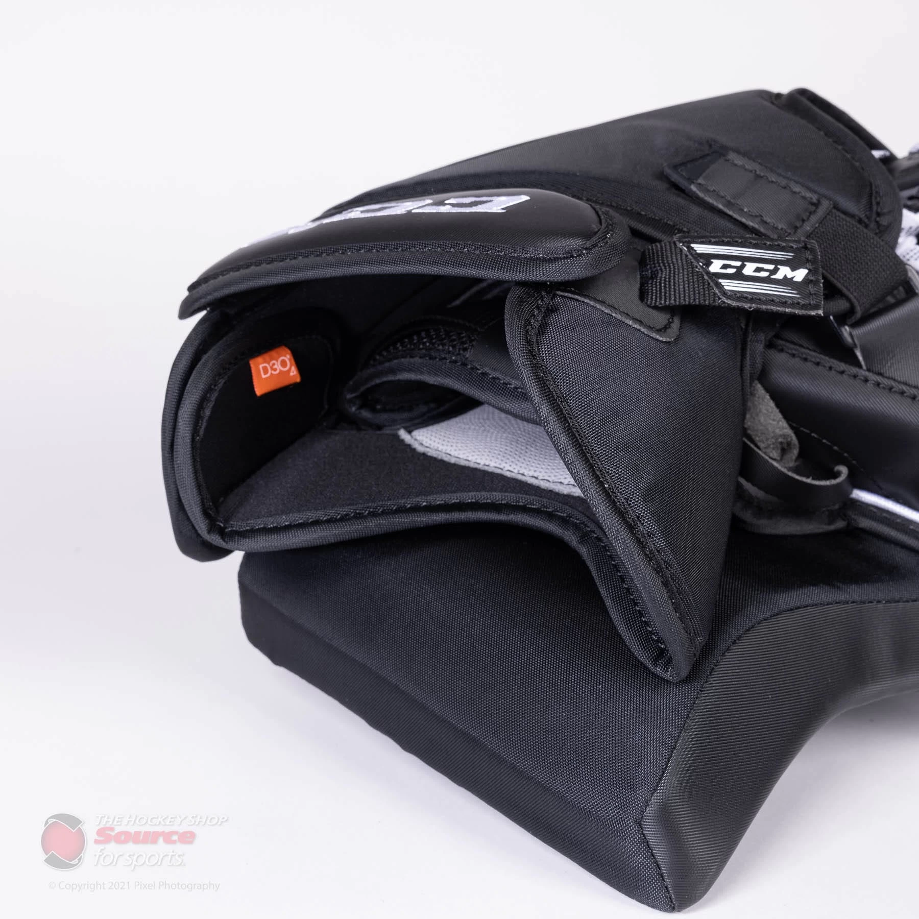 CCM Extreme Flex E5.9 Senior Goalie Catcher - Source Exclusive 6 CCM Extreme Flex E5.9 Senior Goalie Catcher - Source Exclusive - Image 4